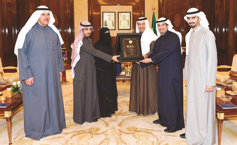 رئيس مجلس الوزراء سمو الشيخ جابر المبارك خلال استقباله الشيخ سلمان الحمود وعبدالرحمن المطيري وحنان كامل المطيري ﻿