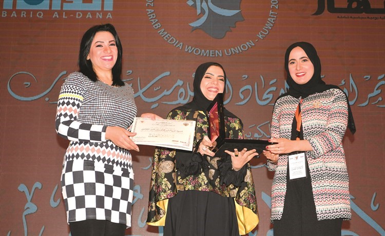 تكريم الشيخة نورة آل خليفة رئيسة فرع اتحاد إعلاميات العرب في البحرين﻿