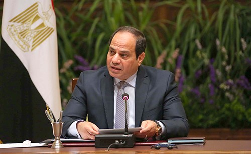 السيسي يجتمع بقيادات الدولة ويوجّه بجذب الاستثمارات
