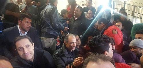 بالفيديو.. جمال وعلاء مبارك في استاد القاهرة للمرة الأولى منذ ثورة يناير.. وهذا ما فعله النشطاء !