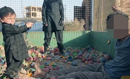 فيديو مروع.. لحظة تفجير رأس سجين بطلقة من مسدس طفل داعشي !