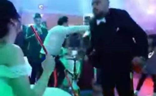 بالفيديو.. عريس يجهز "الشيشة " لعروسته في حفل زفافهما.. يثير استياء رواد التواصل !