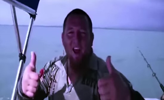 بالفيديو.. أسترالي يصطاد سمكة قرش ضخمة بصنارته
