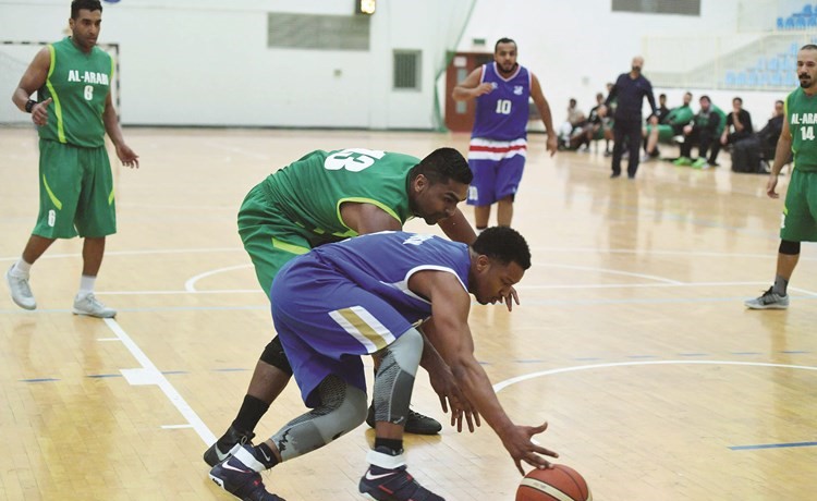 صراع على الكرة بين لاعب العربي عمران نذير ولاعب التضامن عبدالرحمن سعد (قاسم باشا) ﻿