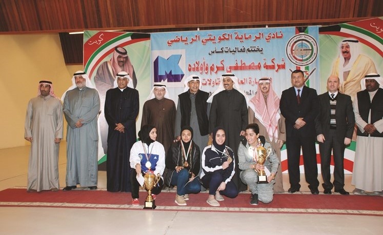 العتيبي وكرم والعصيمي وأعضاء النادي مع الفائزات بالالقاب﻿