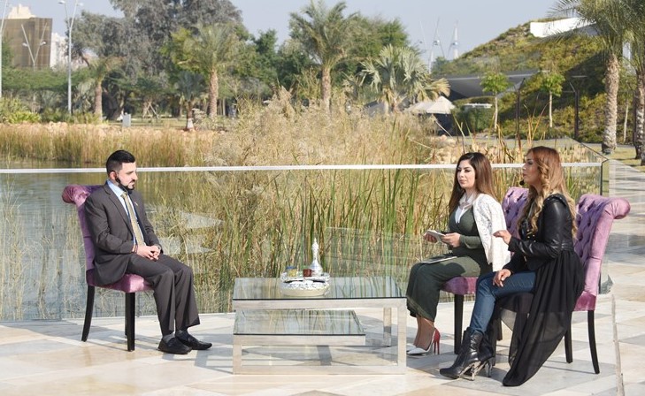 المذيعتان اسماء السيف وفاطمة بوحمد اثناء استضافتهما لمدير التحرير محمد بسام الحسيني في برنامج شاي الضحى 	(احمد علي)﻿