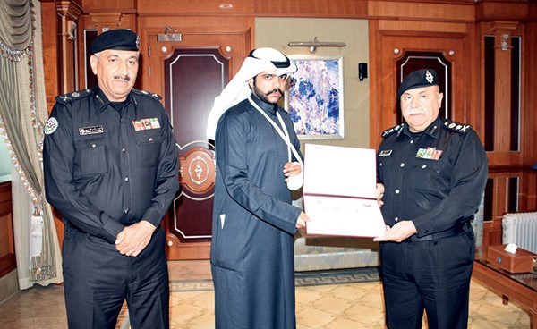 الفريق الفهد واللواء الشويع يكرمان الرقيب أول عادل ملا