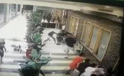بالفيديو.. مشاجرة عنيفة وتكسير وضرب بالعصي في مجمع تجاري بجدة