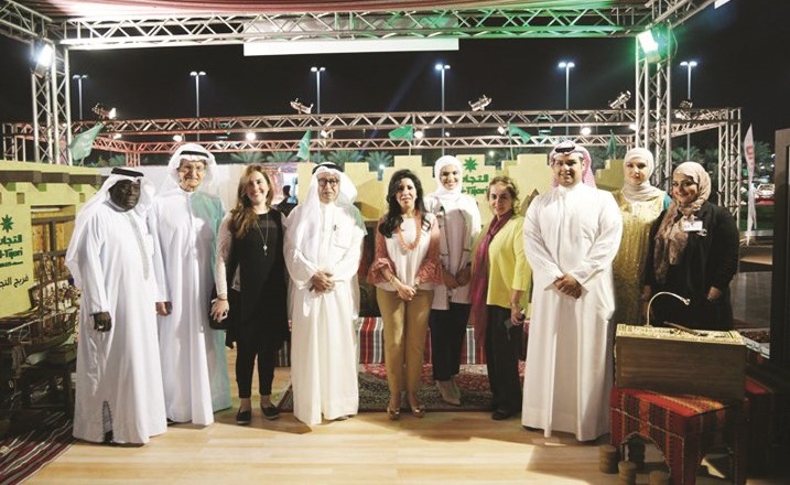 رئيس مجلس الإدارة علي الموسى متوسطا فريق عمل البنك التجاري ﻿