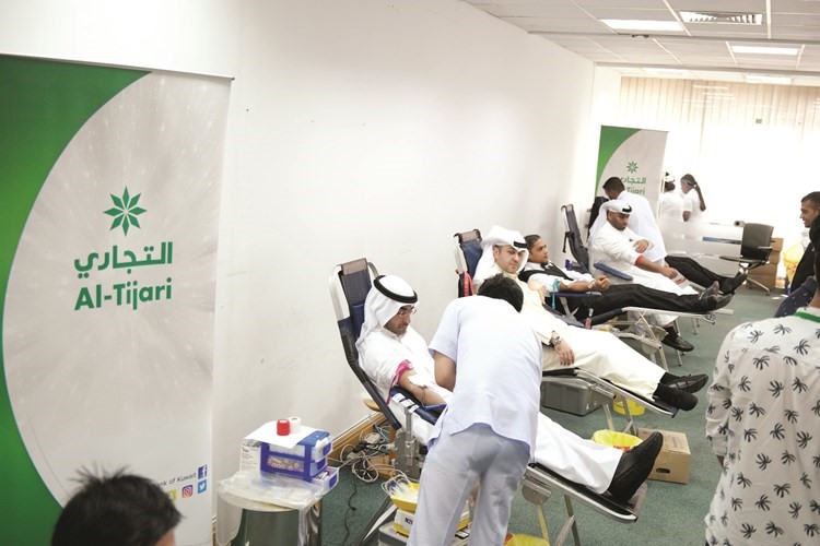 مشاركة موظفي البنك في حملة التبرع بالدم ﻿