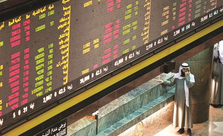 هل تستمر البورصة في الارتفاع؟ في الصورة مستثمر حائر داخل قاعة التداول 	(أ.ف.پ) ﻿