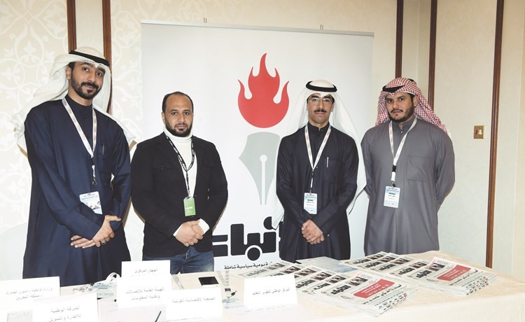 اللجنة المنظمة في جناح الأنباء الراعي الإعلامي للمؤتمر ويبدو فهد الفضلي ومبارك العبدالهادي والزميل حمادة جودة ويعقوب الزامل(محمد هاشم)﻿