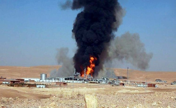 صورة بثتها وكالة اعماق لعملية تفجير معمل الغاز	(انترنت) ﻿