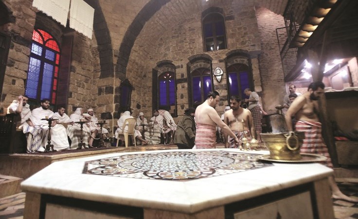  حمام الملك الظاهر يغص بالدمشقيين بسبب انقطاع المياه	(أ.ف.پ) ﻿