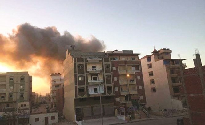 آثار الهجوم كما بدت من أسطح أحد المنازل﻿