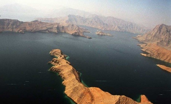 مدمرة أميركية تطلق «نيران تحذيرية» ضد زوارق إيرانية في مضيق هرمز