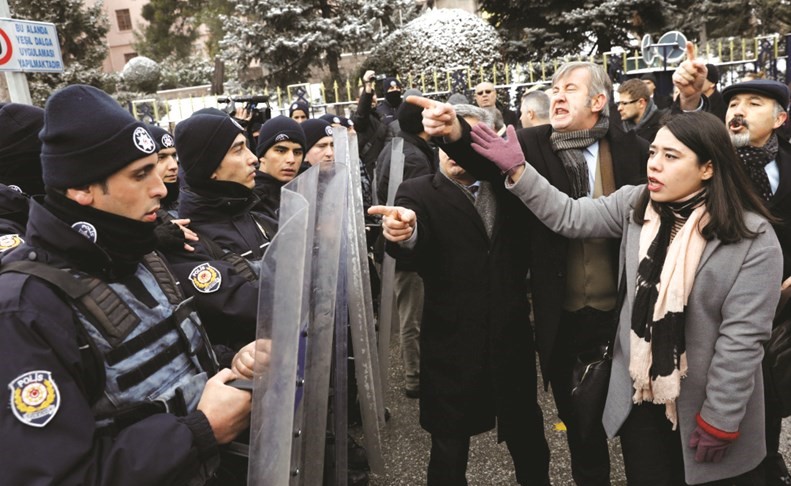 شرطة مكافحة الشغب التركية تغلق الطريق امام المحتجين لمنع وصولهم لمقر البرلمان في انقرة امس	( رويترز) ﻿
