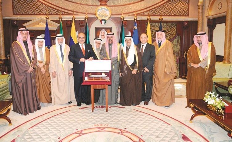 سمو ولي العهد الشيخ نواف الأحمد مستقبلا الشيخ ثامر العلي والمساهمين في شركة مصادر المياه الدولية﻿