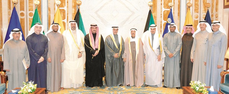 صاحب السمو الأمير الشيخ صباح الأحمد متوسطا م.أحمد المنفوحي وطلال الخرافي وأعضاء مجلس إدارة النادي العلمي﻿