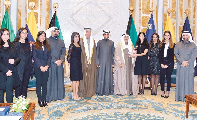 سمو الأمير يتلقى درعا تذكارية من أعضاء منظمة بروتيجيز بحضور د. يوسف الإبراهيم ومدير عام المنظمة شملان البحر ﻿