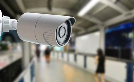 كاميرات مراقبة تكشف تحرش هندي  بـإماراتية في دبي .. وهذا ما فعلته به !
