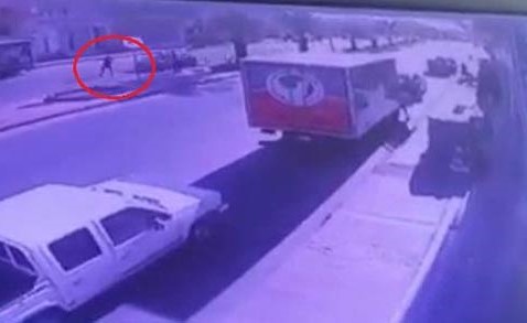 بالفيديو .. سيارة مسرعة تقذف شخص في الهواء بالسعودية ..وتثير الرعب في نفوس المارة
