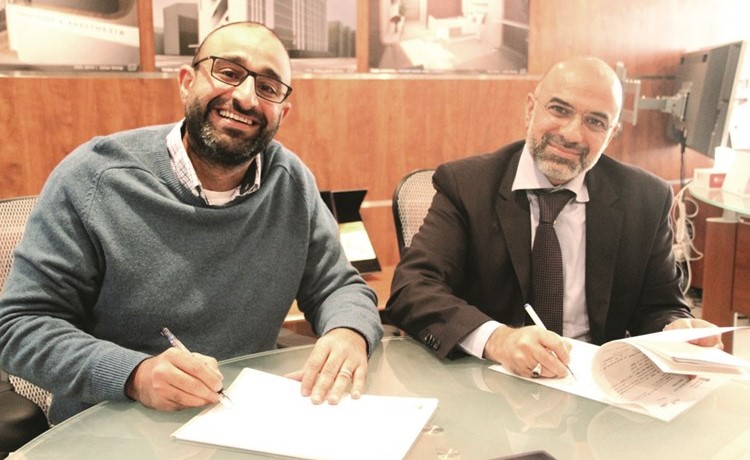 راشد الفضالة ود.محمد بهزاد خلال توقيع عقد الانضمام الى المستشفى﻿