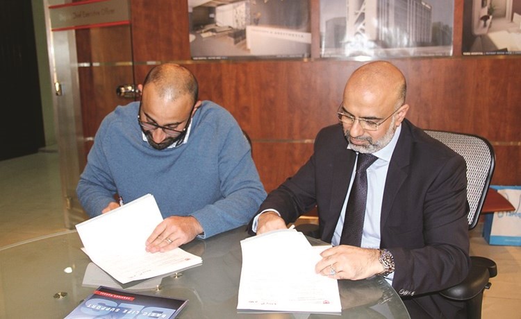 الفضالة وبهزاد يوقعان العقد ﻿