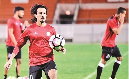 نجم الشباب السعودي سيف الحشان خلال التدريبات ﻿