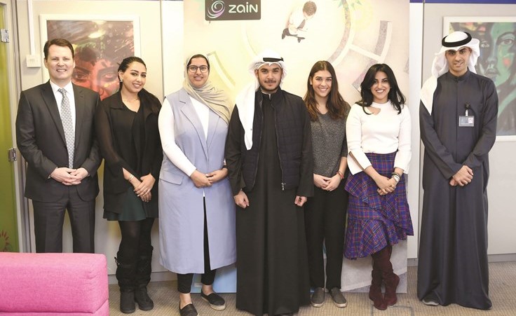 بدر ناصر الخرافي وسكوت جيجنهايمر مع المواهب الوطنية الشابة الذين تم اختيارهم ﻿