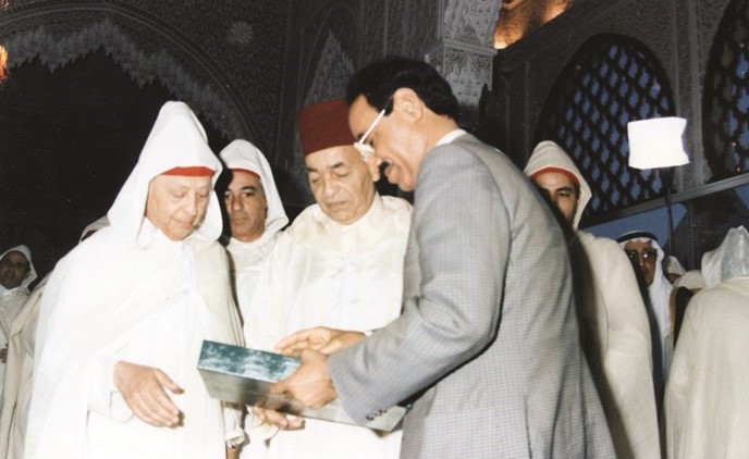 ﻿العاهل المغربي الراحل الملك الحسن الثاني يطلع من محمد الشارخ على أحد البرامج التقنية﻿