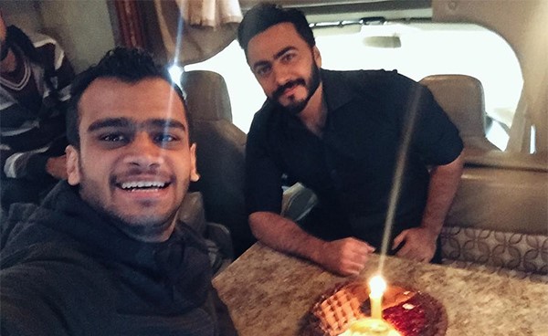 بالفيديو.. تامر حسني يحتفل بعيد ميلاد أحد معجبيه