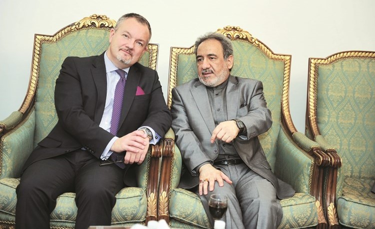 السفير البريطاني ماثيو لودج معزيا حسن زرنكار	(عادل السلامة) ﻿