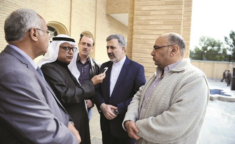 السفير الايراني د. علي رضا عنايتي متحدثا للصحافيين﻿