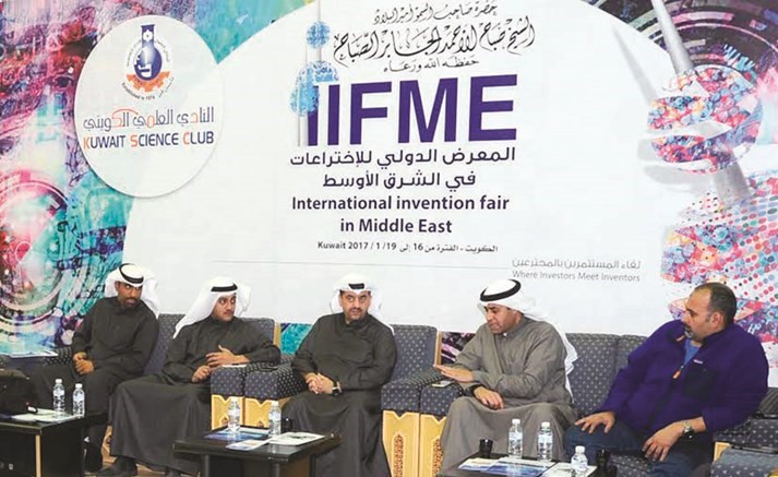 الخرافي والخشتي في حديث مع عدد من الحضور ﻿