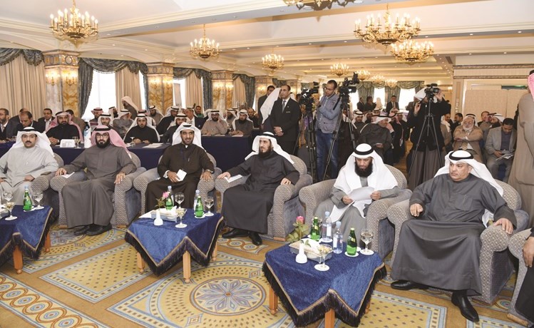 م.فريد عمادي متوسطا وليد العمار وم.داوود العسعوسي وعبدالله الشاهين وعدد من الحضور 	(ريليش كومار)﻿