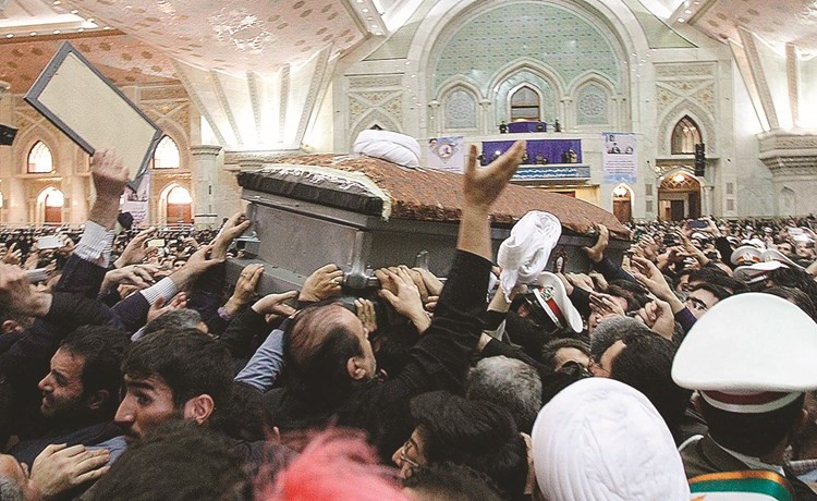 ايرانيون يحملون نعش هاشمي رفسنجاني قبيل دفنه الى جوار المرشد الاعلى اية الله الخميني	(أ.ف.پ)﻿