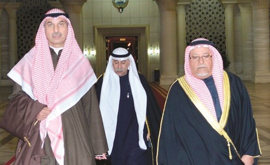 الشيخ علي الجراح لدى مغادرته البلاد ويبدو السفير مجدي الظفيري ﻿