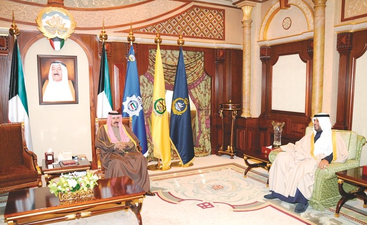 سمو ولي العهد الشيخ نواف الأحمد مستقبلا الشيخ أحمد المنصور﻿