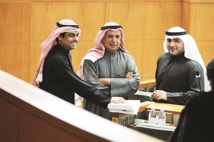عبدالله الرومي متوسطا د. عبدالكريم الكندري ورياض العدساني﻿