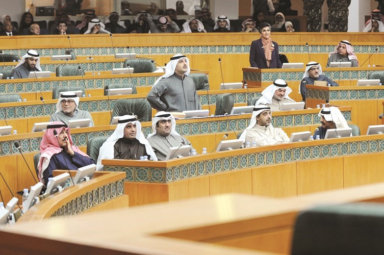 الشيخ محمد الخالد ود. فالح العزب وخالد الروضان والشيخ محمد العبدالله وحمد الهرشاني خلال الجلسة﻿