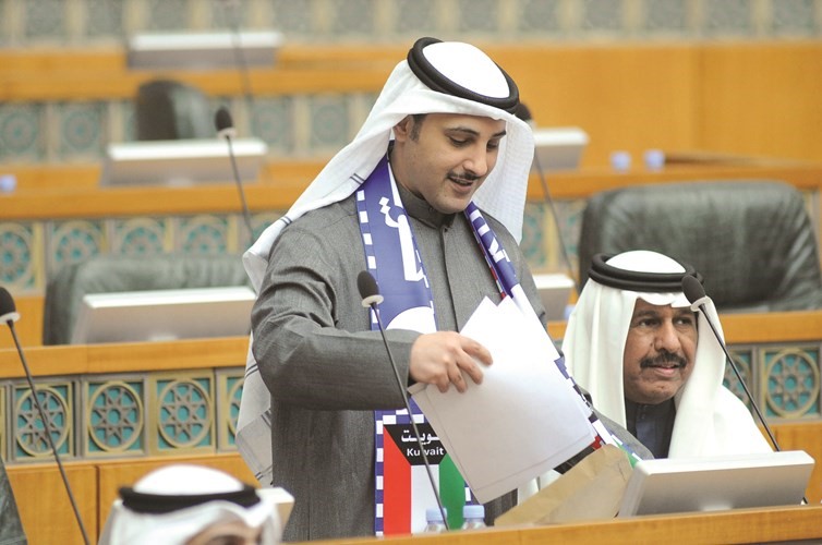 أحمد الفضل متوشحا بعلم المنتخب﻿