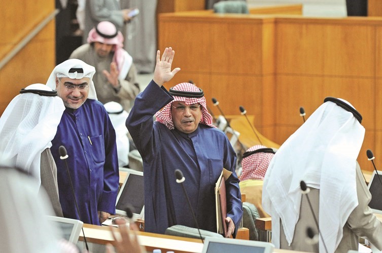 الشيخ خالد الجراح محييا النواب ويبدو خالد الشطي﻿