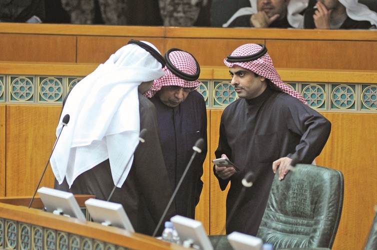الشيخ خالد الجراح يستمع إلى رياض العدساني ود. عبدالكريم الكندري﻿