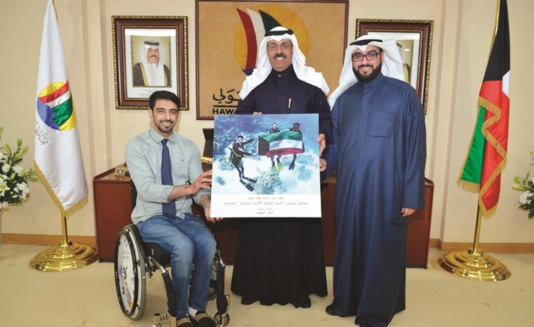 الفريق أول م.الشيخ أحمد النواف مكرما الغواص فيصل الموسوي﻿
