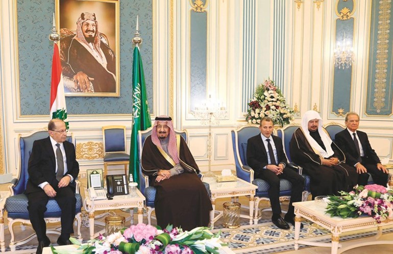 خادم الحرمين الشريفين الملك سلمان بن عبدالعزيز مستقبلا الرئيس اللبناني العماد ميشال عون والوفد المرافق له في قصر اليمامة بالرياض امس	(محمود الطويل)﻿