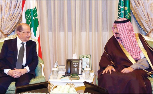 خادم الحرمين الشريفين الملك سلمان بن عبدالعزيز مستقبلا الرئيس اللبناني ميشال عون في قصر اليمامة بالرياض أمس	 (محمود الطويل)