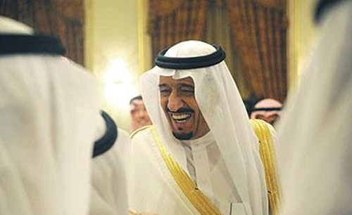 ابنة أخت الملك سلمان تكشف لأول مرة جوانب من شخصيته.. وممازحته أحفاده: صرت ملك وحرصتوا تصورون معي