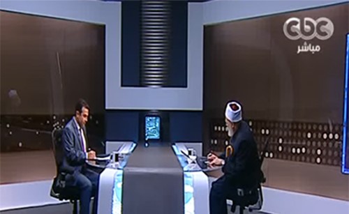 بالفيديو..متصلة تحرج مفتي مصر السابق على الهواء وتوجه رسالة لزوجته … شاهد ردة فعله !