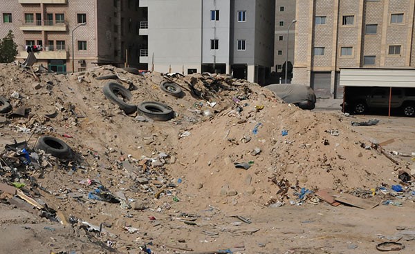 رفع 24 سيارة ونقل 15 درباً من المخلفات في الفروانية